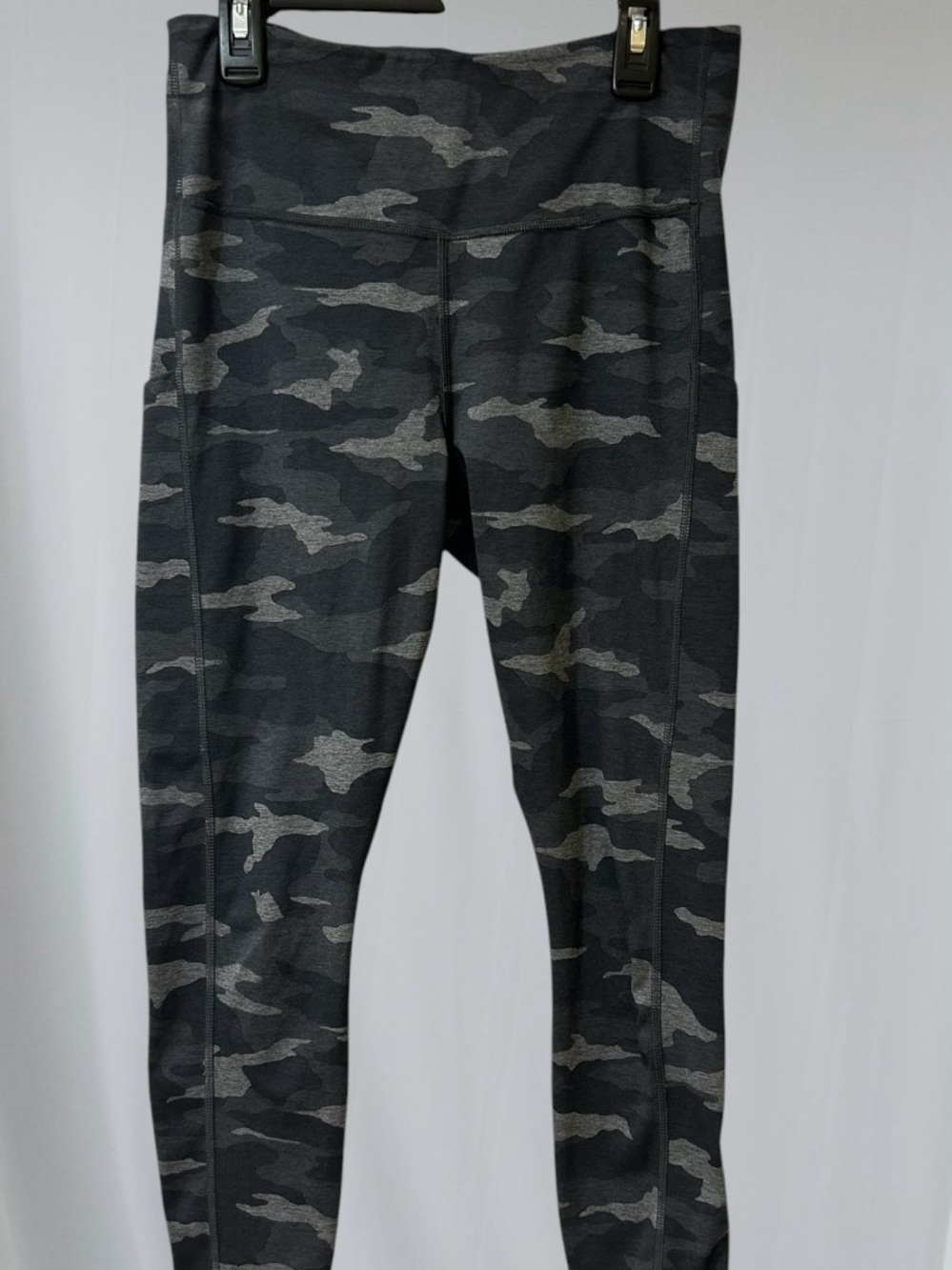 Athleta women’s  Gray Ultimate Camo 7/8 Tight size  Small